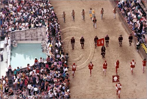 ITALY - SIENA
Il Palio (2 luglio e 16 agosto)
Corteo Storico nel Campo alla Fonte Gaia, passano i rappresentanti delle Arti di ciascuna Contrada