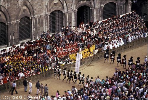 ITALY - SIENA
Il Palio (2 luglio e 16 agosto)
prima della corsa il palio passa davanti al palco delle comparse e va verso quello dei giudici