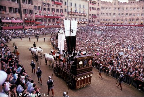 ITALY - SIENA
Il Palio (2 luglio e 16 agosto)
al termine del Corteo Storico il Carroccio con il palio compie il giro del Campo