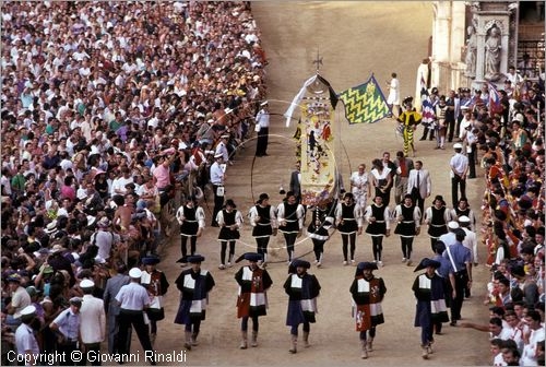 ITALY - SIENA
Il Palio (2 luglio e 16 agosto)
prima della corsa il palio passa davanti al palco delle comparse e va verso quello dei giudici