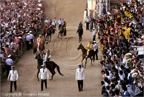 ITALY - SIENA
Il Palio (2 luglio e 16 agosto)
i fantini escono dal cortile del Palazzo Pubblico e salutano le comparse con il nerbo alzato