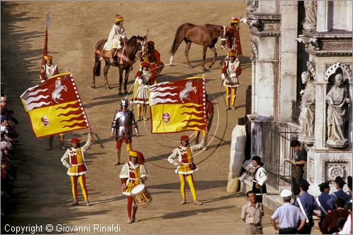 ITALY - SIENA
Il Palio (2 luglio e 16 agosto)
Corteo Storico nel Campo, Tamburino, Alfieri con le bandiere, Duce con uomini d'arme, Paggio Maggiore con Paggi Vessilliferi, fantino sul soprallasso e palafreniere e berbero con barberesco della Contrada di Valdimontone