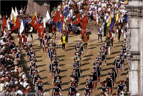 ITALY - SIENA
Il Palio (2 luglio e 16 agosto)
Corteo Storico nel Campo alla Curva di San Martino, 12 Tamburini, 18 Trombetti con chiarine d'argento e 30 Musici di Palazzo seguiti dai 67 Vessilliferi