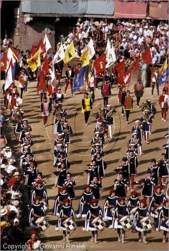 ITALY - SIENA
Il Palio (2 luglio e 16 agosto)
Corteo Storico nel Campo alla Curva di San Martino, 12 Tamburini, 18 Trombetti con chiarine d'argento e 30 Musici di Palazzo seguiti dai 67 Vessilliferi