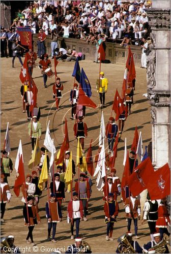 ITALY - SIENA
Il Palio (2 luglio e 16 agosto)
Corteo Storico nel Campo, i Vessilliferi si vanno a mettere nel palco delle comparse