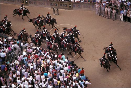 ITALY - SIENA
Il Palio (2 luglio e 16 agosto)
un drappello di carabinieri a cavallo sfila a passo di carica sulla pista per aprire il corteo storico