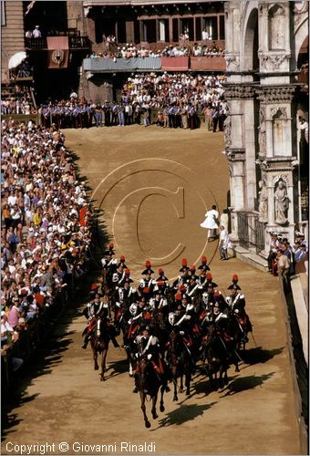 ITALY - SIENA
Il Palio (2 luglio e 16 agosto)
un drappello di carabinieri a cavallo sfila a passo di carica sulla pista per aprire il corteo storico