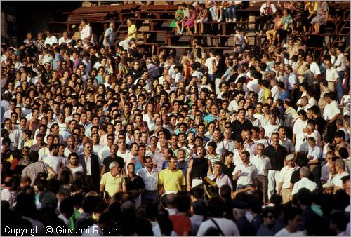 ITALY - SIENA
Il Palio (2 luglio e 16 agosto)
i contradaioli accompagnano cantando il cavallo al Campo per una prova