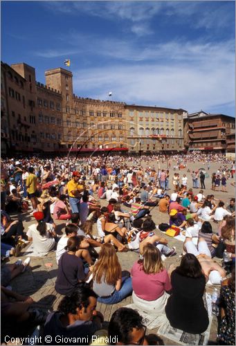 ITALY - SIENA
Il Palio (2 luglio e 16 agosto)
fin dalla prima mattina la gente prende posto all'interno della piazza