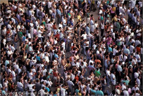 ITALY - SIENA
Il Palio (2 luglio e 16 agosto)
la folla si prepara ad assistere alla corsa dall'interno della piazza