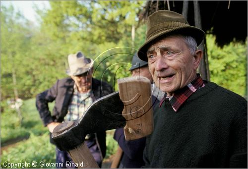 ITALY - PASTENA (FR)
Festa della SS. Croce (30 aprile - 3 maggio)
i "tagliatori" dell'albero preparano le accette