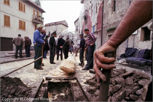 ITALY - PASTENA (FR)
Festa della SS. Croce (30 aprile - 3 maggio)
lavori per l'innalzamento del maggio nella piazza del paese, si apre una buca dove verr messo il tronco