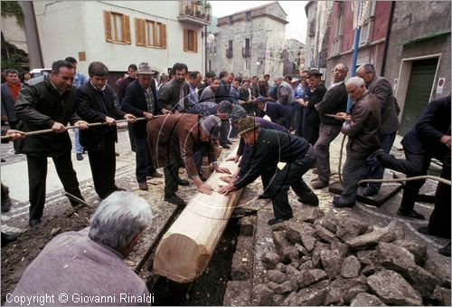 ITALY - PASTENA (FR)
Festa della SS. Croce (30 aprile - 3 maggio)
lavori per l'innalzamento del maggio nella piazza del paese