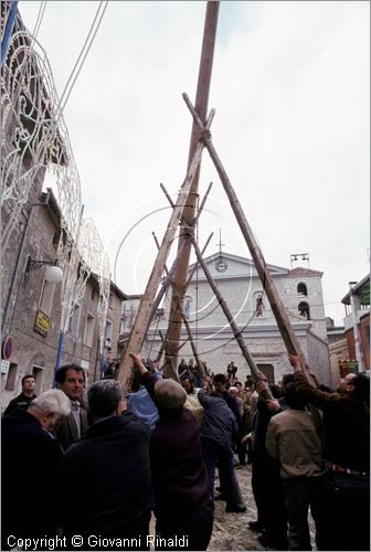 ITALY - PASTENA (FR)
Festa della SS. Croce (30 aprile - 3 maggio)
lavori per l'innalzamento del maggio nella piazza del paese