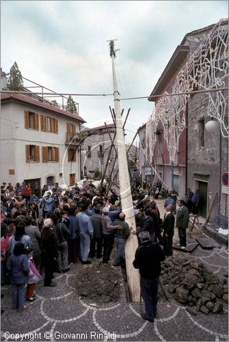 ITALY - PASTENA (FR)
Festa della SS. Croce (30 aprile - 3 maggio)
lavori per l'innalzamento del maggio nella piazza del paese