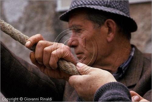 ITALY - PASTENA (FR)
Festa della SS. Croce (30 aprile - 3 maggio)
lavori per l'innalzamento del maggio nella piazza del paese