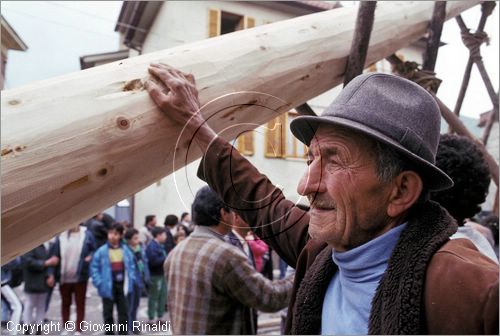 ITALY - PASTENA (FR)
Festa della SS. Croce (30 aprile - 3 maggio)
lavori per l'innalzamento del maggio nella piazza del paese