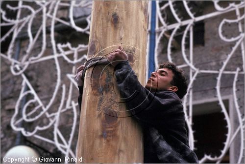 ITALY - PASTENA (FR)
Festa della SS. Croce (30 aprile - 3 maggio)
il maggio diventa l'albero della cuccagna, chi riesce a scalarlo fino alla cima vince i premi