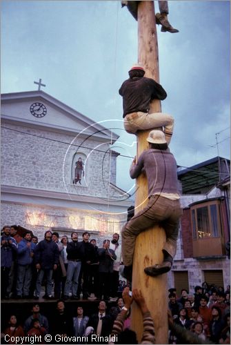 ITALY - PASTENA (FR)
Festa della SS. Croce (30 aprile - 3 maggio)
il maggio diventa l'albero della cuccagna, chi riesce a scalarlo fino alla cima vince i premi