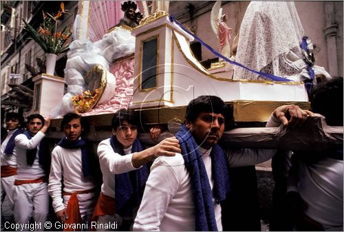 ITALY - NAPOLI - SANT'ANASTASIA 
Pellegrinaggio al Santuario della Madonna dell'Arco (Luned dell'Angelo)
I "fujenti" sono i devoti alla Madonna dell'Arco che si esibiscono davanti alle edicole Mariane nei cortili e nei vicoli di Napoli prima del pellegrinaggio