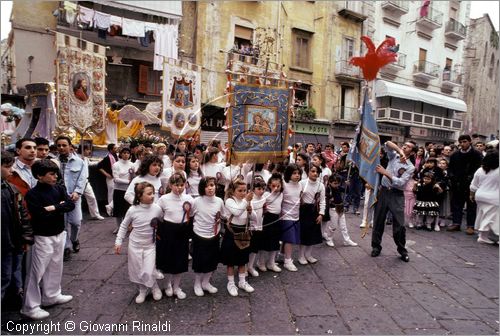 ITALY - NAPOLI - SANT'ANASTASIA 
Pellegrinaggio al Santuario della Madonna dell'Arco (Luned dell'Angelo)
I "fujenti" sono i devoti alla Madonna dell'Arco che si esibiscono davanti alle edicole Mariane nei cortili e nei vicoli di Napoli prima del pellegrinaggio