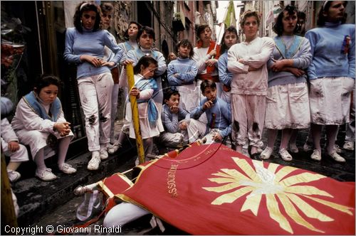 ITALY - NAPOLI - SANT'ANASTASIA 
Pellegrinaggio al Santuario della Madonna dell'Arco (Luned dell'Angelo)
I "fujenti" sono i devoti alla Madonna dell'Arco che si esibiscono davanti alle edicole Mariane nei cortili e nei vicoli di Napoli prima del pellegrinaggio