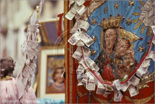 ITALY - NAPOLI - SANT'ANASTASIA 
Pellegrinaggio al Santuario della Madonna dell'Arco (Luned dell'Angelo)
stendardi con le offerte di fronte al Santuario