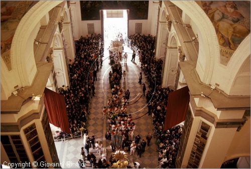 ITALY - NAPOLI - SANT'ANASTASIA 
Pellegrinaggio al Santuario della Madonna dell'Arco (Luned dell'Angelo)
Interno del Santuario, i "fujenti" entrano in ginocchio