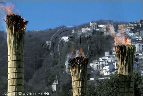 ITALY
PRETORO (CH)
Le Farchie (17 gennaio - Sant'Antonio Abate)
le farchie bruciano lentamente dall'alto verso il basso