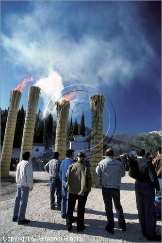 ITALY
PRETORO (CH)
Le Farchie (17 gennaio - Sant'Antonio Abate)
le farchie bruciano lentamente dall'alto verso il basso