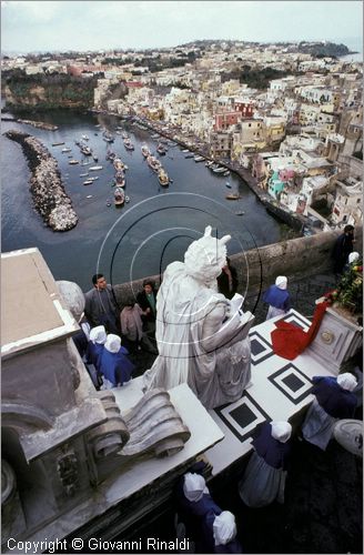 ITALY - ISOLA DI PROCIDA (NA)
Processione dei Misteri del Venerd Santo
un mistero plastico costruito dai giovani scende da Terra Murata, sullo sfondo la Corricella