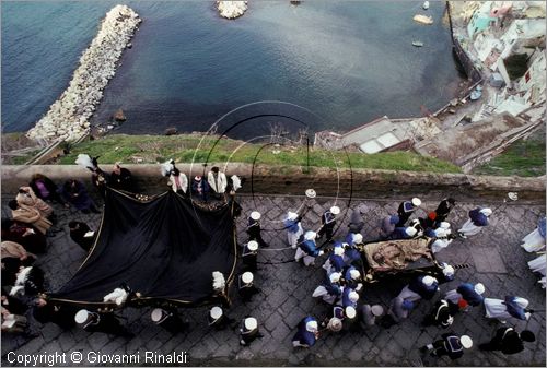 ITALY - ISOLA DI PROCIDA (NA)
Processione dei Misteri del Venerd Santo
il Cristo Morto seguito dal Pallio Funebre scende da Terra Murata