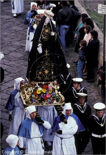 ITALY - ISOLA DI PROCIDA (NA)
Processione dei Misteri del Venerd Santo
La Madonna Addolorata segue il Cristo Morto nella discesa  da Terra Murata