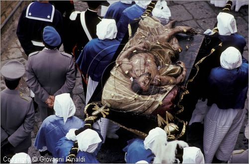 ITALY - ISOLA DI PROCIDA (NA)
Processione dei Misteri del Venerd Santo
il Cristo Morto seguito dal Pallio Funebre scende da Terra Murata