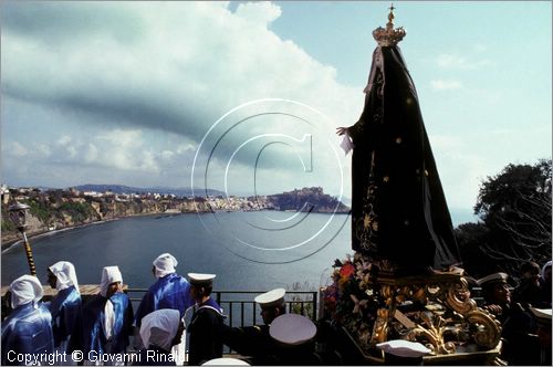 ITALY - ISOLA DI PROCIDA (NA)
Processione dei Misteri del Venerd Santo
La Madonna Addolorata in processione passa nella strada panoramica Via Pizzaco, sullo sfondo la Corricella e Terra Murata