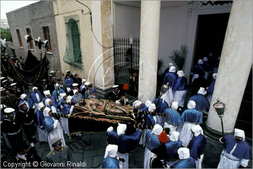 ITALY - ISOLA DI PROCIDA (NA)
Processione dei Misteri del Venerd Santo
Il Cristo Morto alla fine della Processione ritorna verso la chiesa di San Tommaso