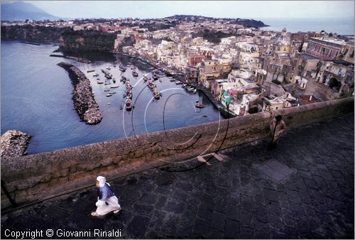 ITALY - ISOLA DI PROCIDA (NA)
Processione dei Misteri del Venerd Santo
Un piccolo "Turchino" si attarda nella salita di Terra Murata, sullo sfondo la Corricella