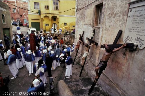 ITALY - ISOLA DI PROCIDA (NA)
Processione dei Misteri del Venerd Santo
Gli uomini della Confraternita si vestono fuori dalla chiesa di San Michele prima della processione.