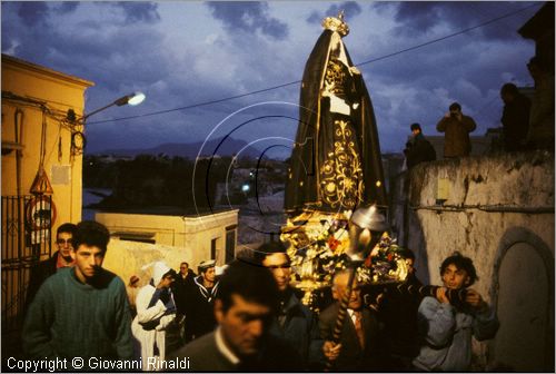 ITALY - ISOLA DI PROCIDA (NA)
Processione dei Misteri del Venerd Santo
Trasferimento della statua della Madonna Addolorata dalla Chiesa di San Tommaso a quella di San Michele la mattina presto