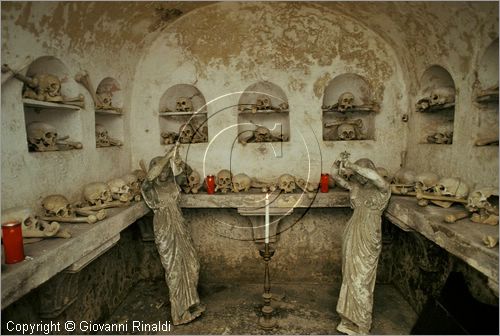 ITALY - ROMA - San Bartolomeo all'Isola Tiberina
Festa dei Morti (2 novembre)