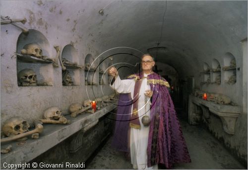 ITALY - ROMA - San Bartolomeo all'Isola Tiberina
Festa dei Morti (2 novembre)