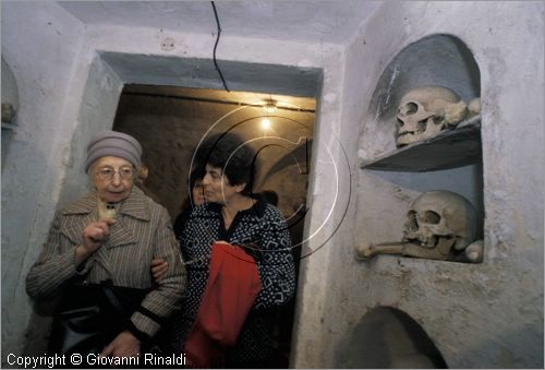 ITALY - ROMA - San Bartolomeo all'Isola Tiberina
Festa dei Morti (2 novembre)