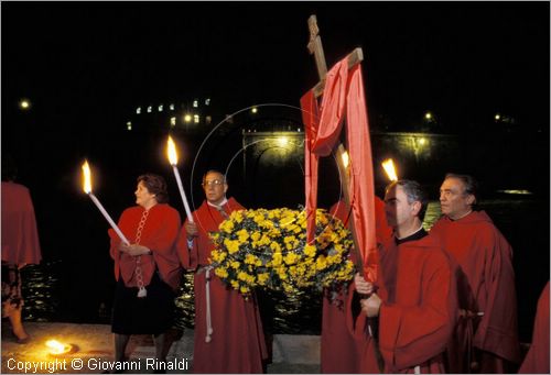 ITALY - ROMA - San Bartolomeo all'Isola Tiberina
Festa dei Morti (2 novembre) - processione lungo il Tevere