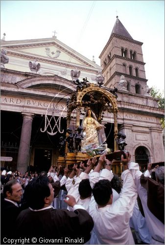 ITALY - ROMA - Trastevere
Festa di Santa Maria del Carmine (luglio)
la processione entra nella chiesa di san Crisogono