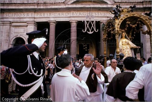 ITALY - ROMA - Trastevere
Festa di Santa Maria del Carmine (luglio)
la processione entra nella chiesa di san Crisogono