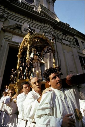 ITALY - ROMA - Trastevere
Festa di Santa Maria del Carmine (luglio)
la processione esce dalla chiesa di Sant'Agata