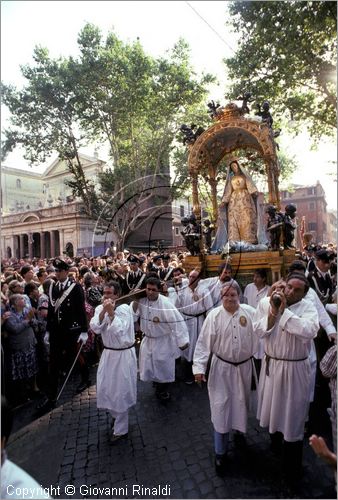 ITALY - ROMA - Trastevere
Festa di Santa Maria del Carmine (luglio)
la processione in piazza Sonnino