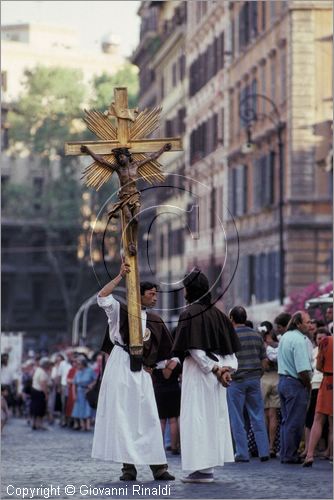 ITALY - ROMA - Trastevere
Festa di Santa Maria del Carmine (luglio)
confraternita in processione