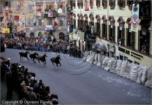 ITALY - RONCIGLIONE (VT)
Carnevale
Corse a vuoto di cavalli senza fantino lungo le vie della citt