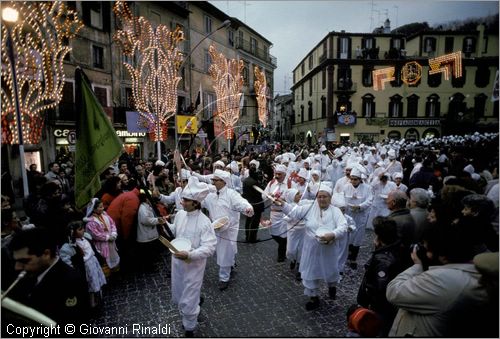 ITALY - RONCIGLIONE (VT)
Carnevale
sfilata dei Nasi Rossi, una societ di bontemponi, vestiti con camicia da notte, offrono a tutti squisiti rigatoni in "Pitali" (vasi da notte).